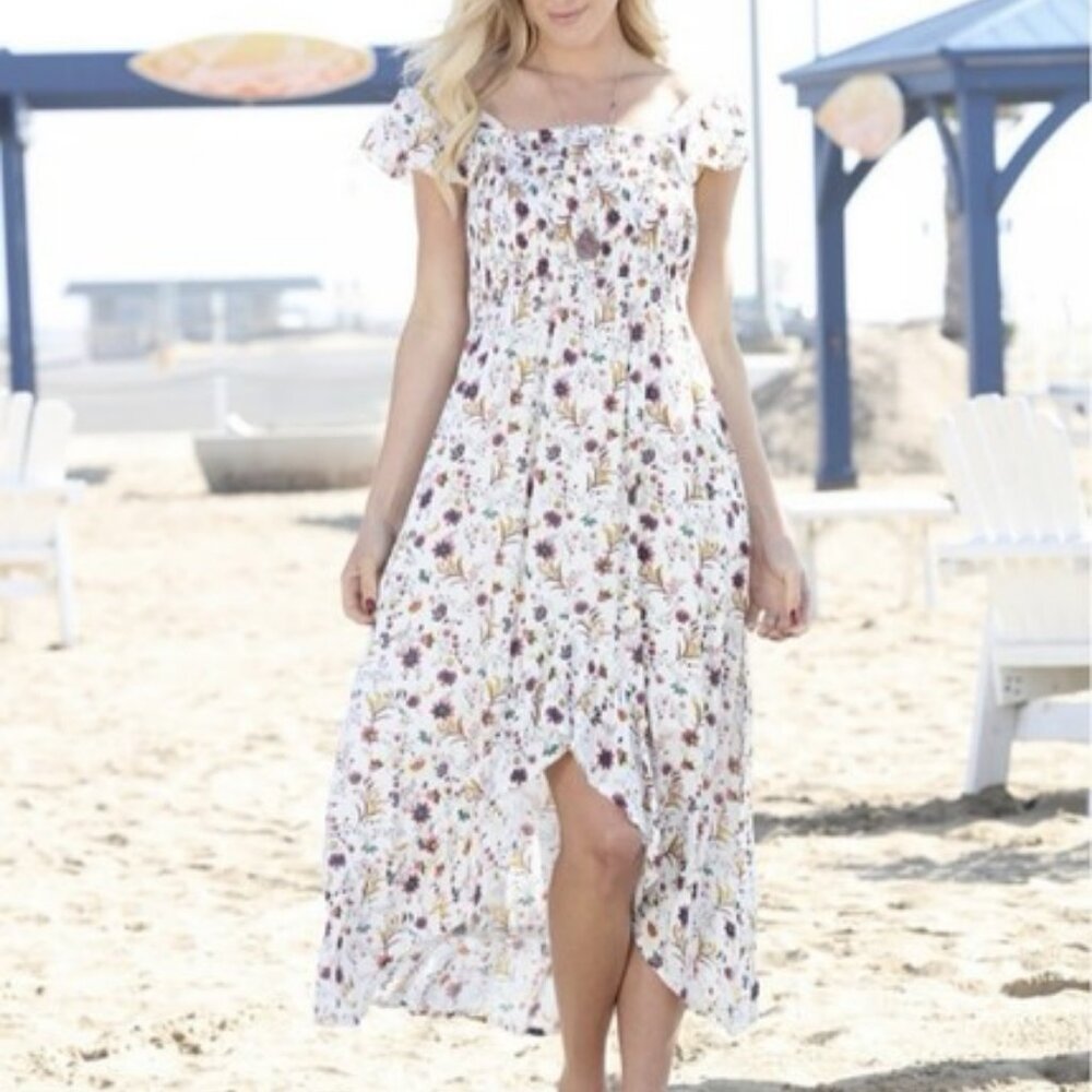 NWTS Anada’s Collection Woman White Floral Smocked Flutter- Sleeve SZ Medium